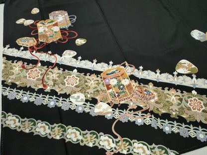 平和屋着物●豪華黒留袖　作家物　駒刺繍　貝桶更紗花唐草文　金彩　正絹　逸品　CABC6690yc