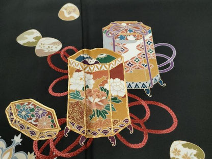 平和屋着物●豪華黒留袖　作家物　駒刺繍　貝桶更紗花唐草文　金彩　正絹　逸品　CABC6690yc