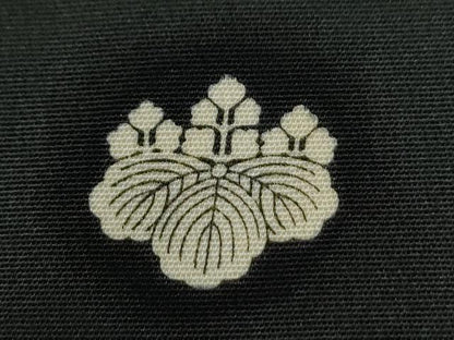 平和屋着物●人間国宝　五代　田畑喜八　黒留袖　駒刺繍　飛鶴松竹梅　金彩　正絹　逸品　CABC6779yc