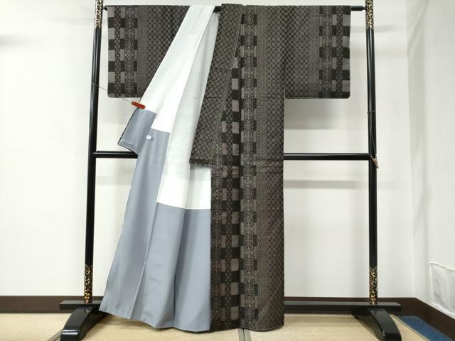 平和屋着物●本場大島紬　9マルキ　市松吉祥花唐草文　正絹　逸品　未使用　CABC7193yc