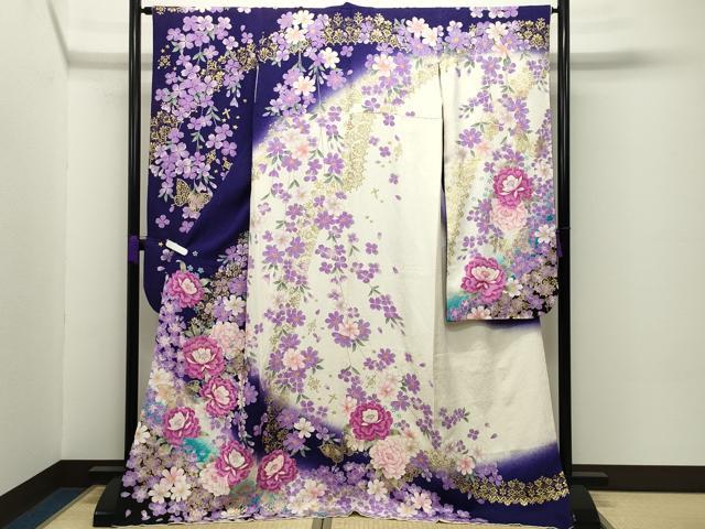 平和屋着物●豪華振袖　駒刺繍　舞蝶花文　暈し染め　金彩　銀通し地　正絹　逸品　CABC8373gh