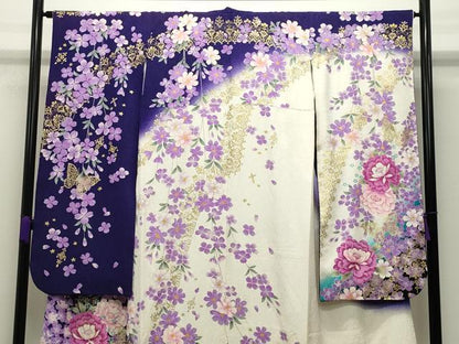 平和屋着物●豪華振袖　駒刺繍　舞蝶花文　暈し染め　金彩　銀通し地　正絹　逸品　CABC8373gh