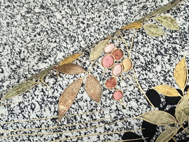 平和屋着物●訪問着　刺繍　草花文　草花シルエット　たたき染め　黒地　金彩　正絹　逸品　CABC9474th