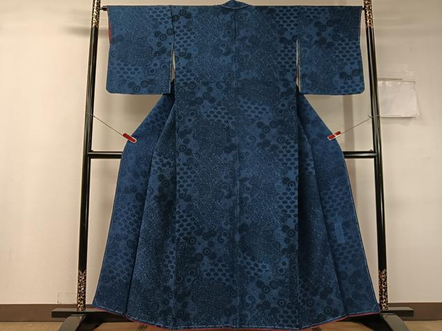 平和屋着物●阿波藍染 阿波友禅 徳島県無形文化財保持者 香川卓美 小紋 型絵染 切嵌更紗文 鬼しぼ縮緬 正絹 逸品 未使用 CABC9669vp