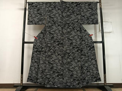平和屋着物●上質な小紋　流水風景花松文　黒地　鬼しぼ縮緬　正絹　逸品　CABC9771vp