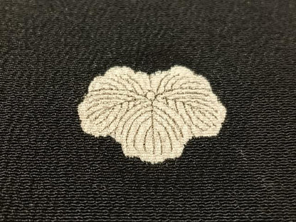 平和屋着物●豪華黒留袖　駒刺繍　宝尽くし飛鶴桐松文　金彩　正絹　逸品　CABC9839vp