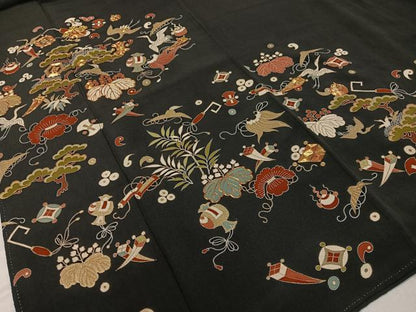 平和屋着物●豪華黒留袖　駒刺繍　宝尽くし飛鶴桐松文　金彩　正絹　逸品　CABC9839vp