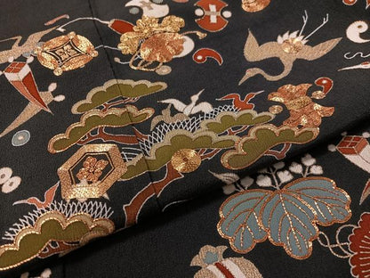 平和屋着物●豪華黒留袖　駒刺繍　宝尽くし飛鶴桐松文　金彩　正絹　逸品　CABC9839vp