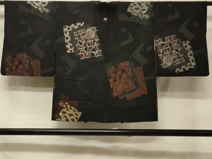 平和屋着物＃羽織 寿光織 色紙重ね吉祥文 黒地 正絹 逸品 CABD7858in