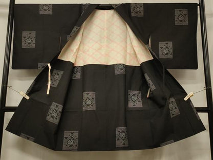 平和屋着物＃本場大島紬　道中着　9マルキ　有栖川文様　黒地　ロング丈　正絹　逸品　CABD7926in