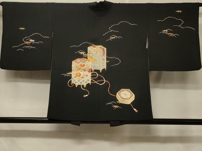 平和屋着物＃羽織　駒刺繍　貝桶草花文　黒地　金彩　正絹　逸品　CABD7929in