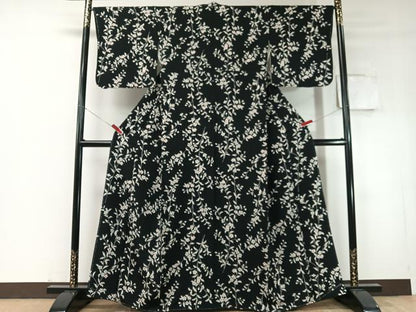 平和屋着物●上質な小紋　型染め　草花文　黒地　金彩　鬼しぼ縮緬　正絹　逸品　未使用　CABD8223vp