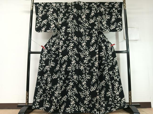 平和屋着物●上質な小紋　型染め　草花文　黒地　金彩　鬼しぼ縮緬　正絹　逸品　未使用　CABD8223vp