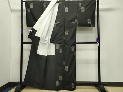 平和屋着物●本場大島紬　9マルキ　泥染め　地空き　兎　草花文　恵大島織物謹製　証紙付き　正絹　逸品　CABD8979gh