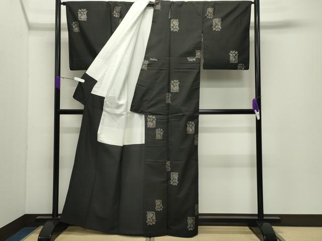 平和屋着物●本場大島紬　9マルキ　泥染め　地空き　兎　草花文　恵大島織物謹製　証紙付き　正絹　逸品　CABD8979gh