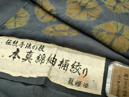 平和屋着物●本真綿紬　桶絞り　舞花文　籠蝋染　反端付き　正絹　逸品　CABD9102gh