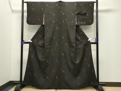 平和屋着物●国指定重要無形文化財　本場久米島紬　手織　飛鳥文　反端付き　正絹　逸品　CABD9116gh
