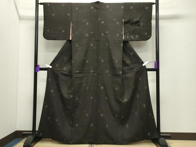 平和屋着物●国指定重要無形文化財　本場久米島紬　手織　飛鳥文　反端付き　正絹　逸品　CABD9116gh