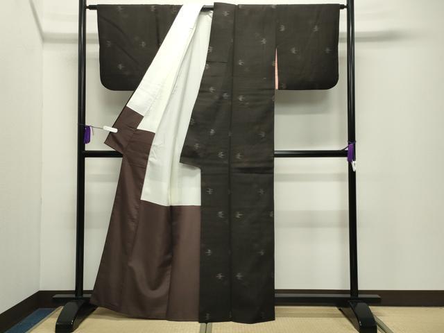 平和屋着物●国指定重要無形文化財　本場久米島紬　手織　飛鳥文　反端付き　正絹　逸品　CABD9116gh