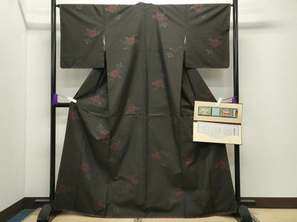 平和屋着物●本場大島紬　9マルキ　泥染め　枝椿　恵大島紬織物謹製　証書付き　正絹　逸品　未使用　CABD9483gh