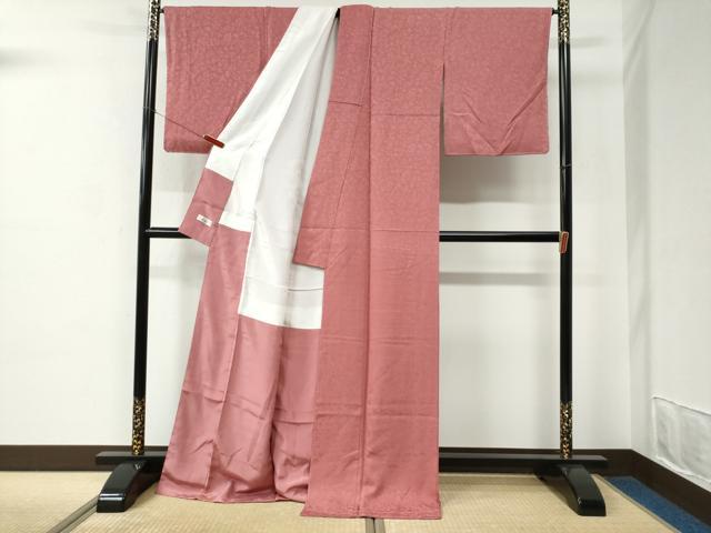平和屋着物●上質な色無地　花唐草地紋　甚三紅色　やまと誂製　ロング丈　正絹　逸品　未使用　CABE2012yc