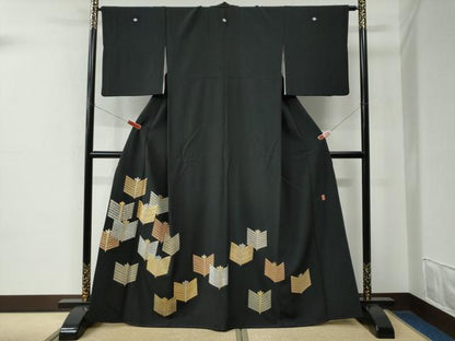 平和屋着物●豪華黒留袖　作家物　駒刺繍　矢羽文　金彩　正絹　逸品　CABE2140yc