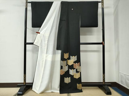 平和屋着物●豪華黒留袖　作家物　駒刺繍　矢羽文　金彩　正絹　逸品　CABE2140yc