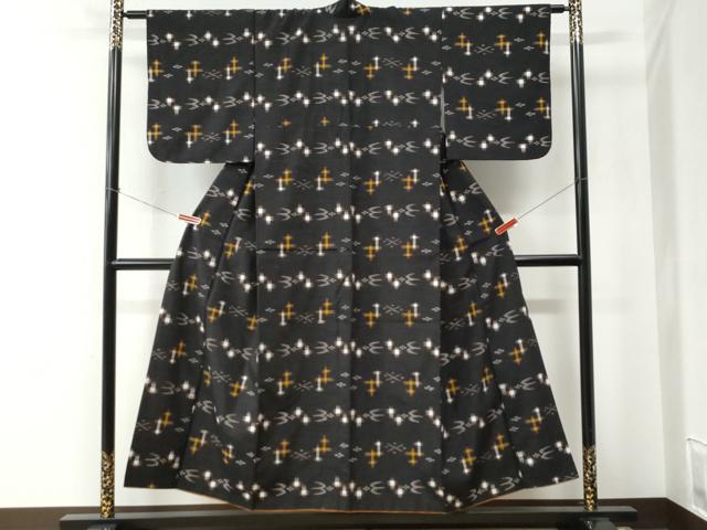 平和屋着物●上質な紬　琉球絣文様　黒地　正絹　逸品　CABE2178yc