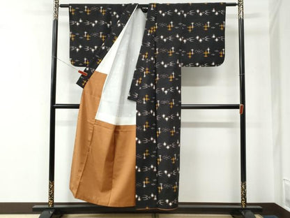 平和屋着物●上質な紬　琉球絣文様　黒地　正絹　逸品　CABE2178yc