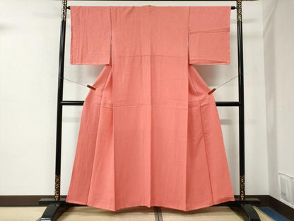 平和屋着物●上質な色無地　吉祥地紋　甚三紅色　正絹　逸品　未使用　CABE2304yc