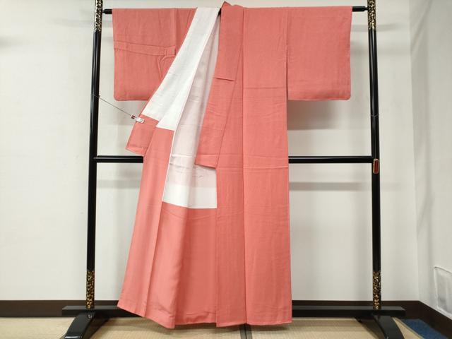 平和屋着物●上質な色無地　吉祥地紋　甚三紅色　正絹　逸品　未使用　CABE2304yc