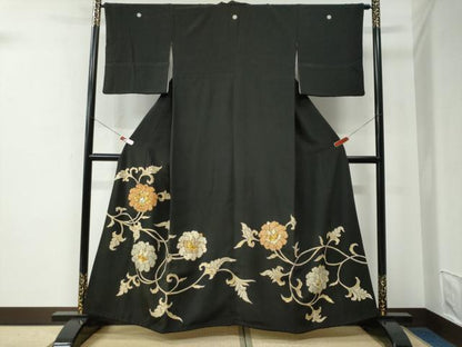 平和屋着物●創業460年・千總　黒留袖　駒刺繍　花唐草文　金彩　三越扱い　正絹　逸品　CABE2573yc