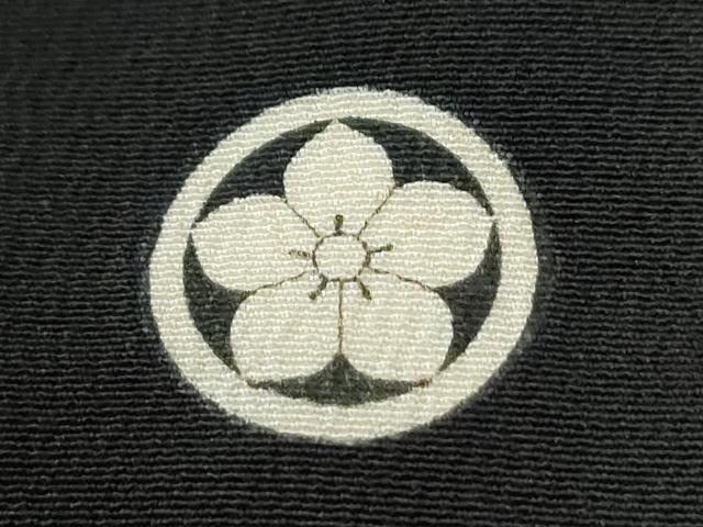 平和屋着物●創業460年・千總　黒留袖　駒刺繍　花唐草文　金彩　三越扱い　正絹　逸品　CABE2573yc