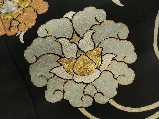 平和屋着物●創業460年・千總　黒留袖　駒刺繍　花唐草文　金彩　三越扱い　正絹　逸品　CABE2573yc