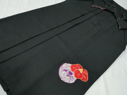 平和屋着物●女性　行灯袴　総刺繍　椿飛鶴花丸文　黒地　金糸　卒業式　洗える着物　CABE2593yc