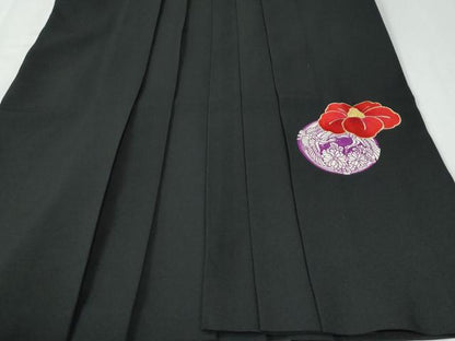 平和屋着物●女性　行灯袴　総刺繍　椿飛鶴花丸文　黒地　金糸　卒業式　洗える着物　CABE2593yc