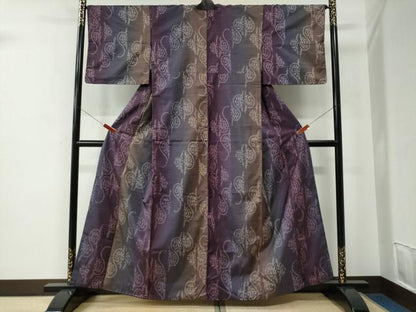 平和屋着物●本場染大島紬　唐草文　BANKANわものや　正絹　逸品　CABE2629yc