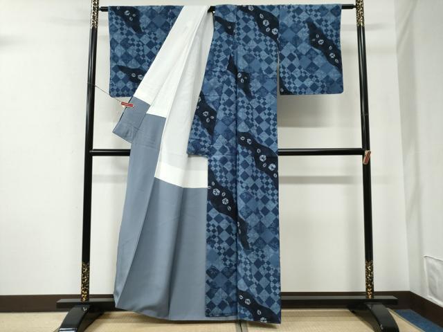 平和屋着物●伝統工芸士　七代目　吉澤与市　小紋　紬地　市松花唐草文　正絹　逸品　未使用　CABE2699yc 平和屋着物○伝統工芸士 七代目 吉澤与市 小紋 紬地 絞り 型染め 花