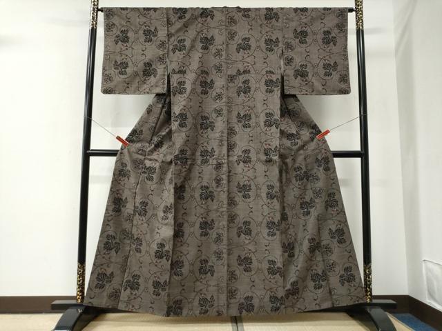 平和屋着物●本場大島紬　7マルキ　葡萄唐草文　正絹　逸品　CABE2722yc