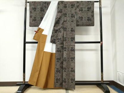 平和屋着物●本場大島紬　7マルキ　葡萄唐草文　正絹　逸品　CABE2722yc