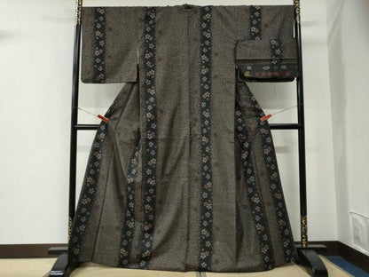 平和屋着物●本場大島紬　9マルキ　舞桜文　反端付き　正絹　逸品　CABE3013yc