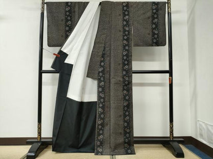 平和屋着物●本場大島紬　9マルキ　舞桜文　反端付き　正絹　逸品　CABE3013yc
