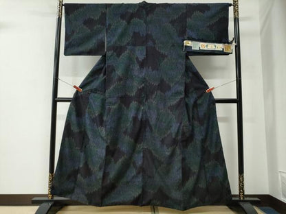 平和屋着物●本場結城紬　重要無形文化財　100亀甲　飛び亀甲柄　樹林文　黒地　証紙付き　正絹　逸品　CABE3030yc