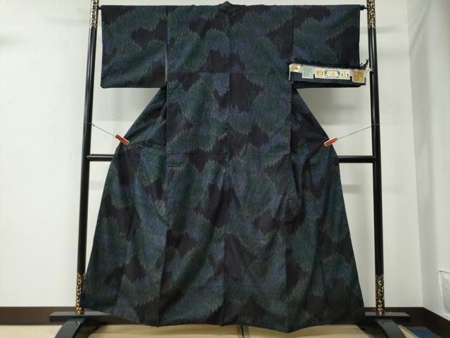 平和屋着物●本場結城紬　重要無形文化財　100亀甲　飛び亀甲柄　樹林文　黒地　証紙付き　正絹　逸品　CABE3030yc