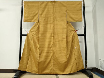 平和屋着物●人間国宝 芹沢圭介一番弟子　下平清人　紬　霞文　黄朽葉色　正絹　逸品　CABE3050yc