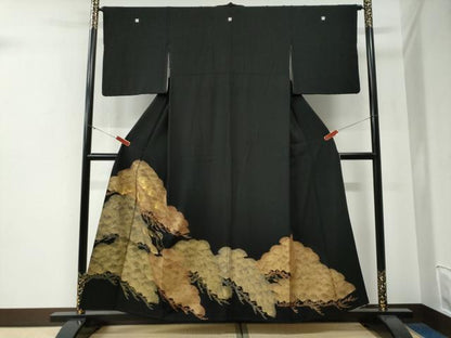 平和屋着物●豪華黒留袖　駒刺繍　松葉文　金彩　正絹　逸品　CABE3067yc