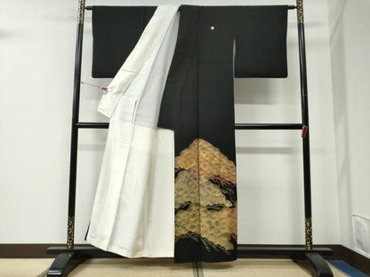 平和屋着物●豪華黒留袖　駒刺繍　松葉文　金彩　正絹　逸品　CABE3067yc