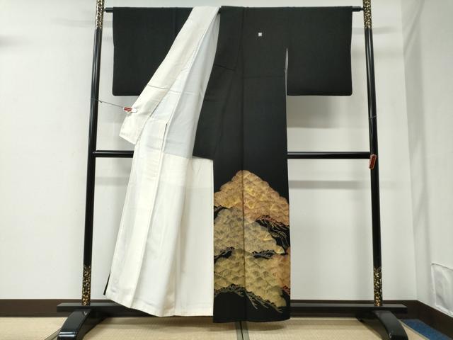 平和屋着物●豪華黒留袖　駒刺繍　松葉文　金彩　正絹　逸品　CABE3067yc