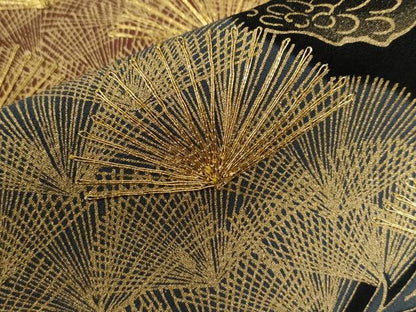 平和屋着物●豪華黒留袖　駒刺繍　松葉文　金彩　正絹　逸品　CABE3067yc