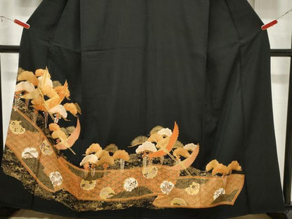 平和屋着物■豪華黒留袖　駒刺繍　雪輪飛鶴枝松文　金彩　正絹　逸品　CABE3867dy